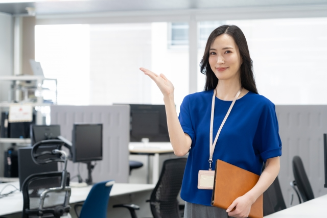 オフィスで働く女性