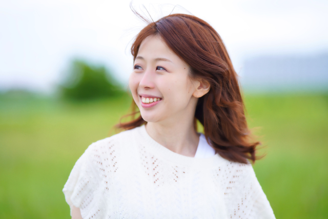 草原の中の40代女性