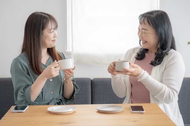 友人と談笑する女性