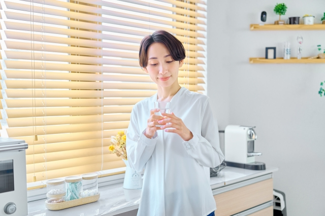 水を飲む40代女性