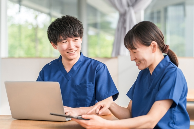 談笑しながら作業する同僚