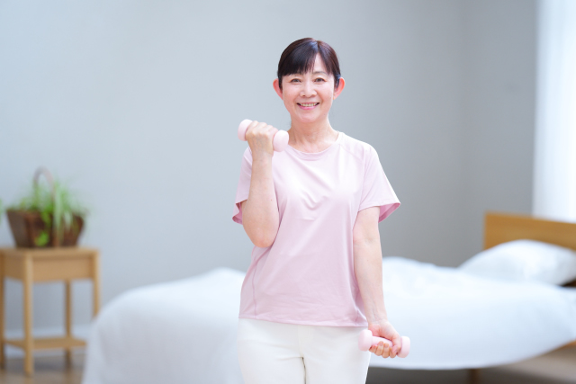 健康体操をする女性