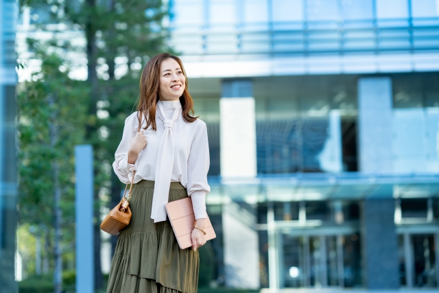 ビジネス街を歩く女性
