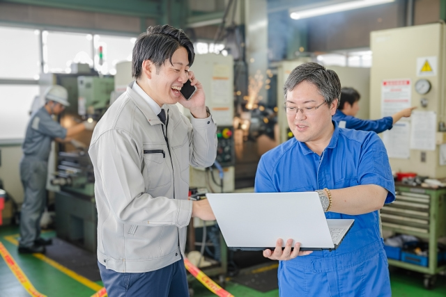 工場で電話の打ち合わせ