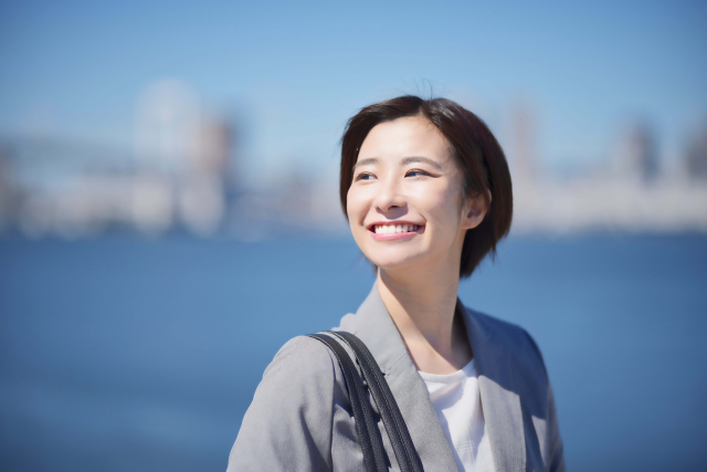 リゾート地に向かう女性