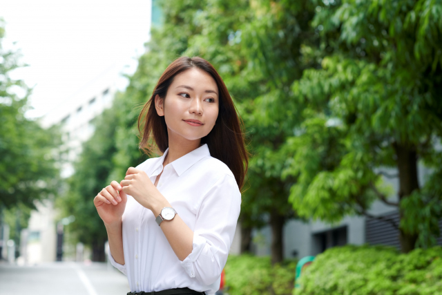旅に出る若い女性
